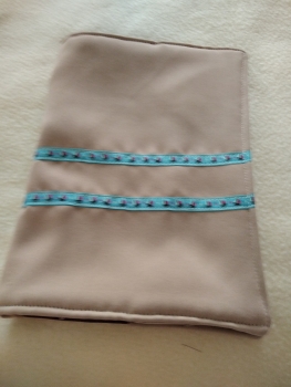 Buchumschlag beige mit Spitze