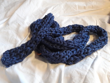 fingergestrickter Schal blau