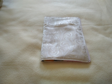 Buchumschlag beige glänzend