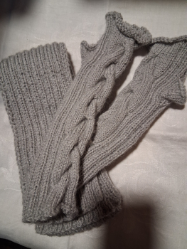 Schal mit Stulpen grau