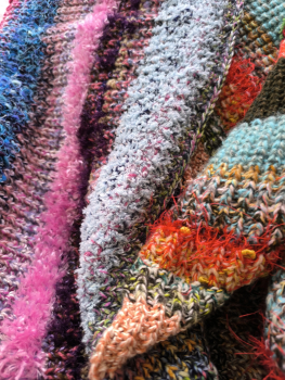 Dicke bunte Restedecke