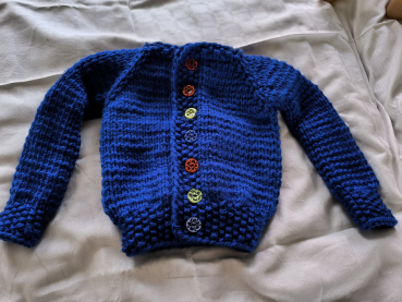 Dicke blaue Strickjacke