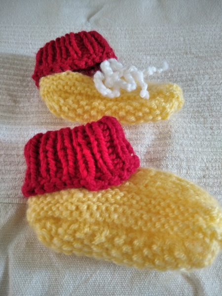 Babyschuhchen in rot und gelb