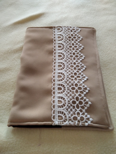 Buchumschlag beige mit Spitze