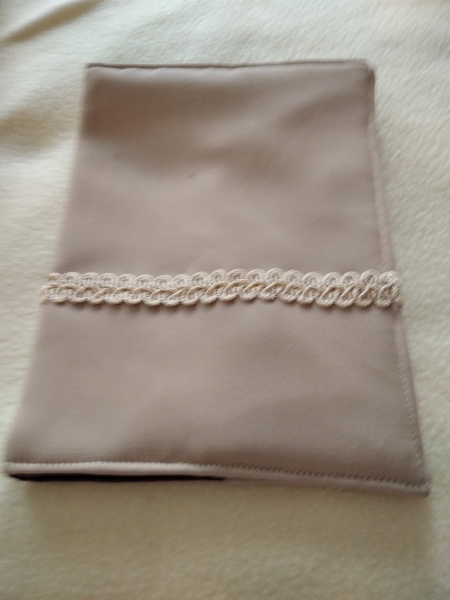 Buchumschlag beige mit Spitze