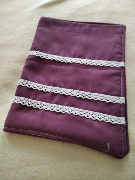 Buchumschlag lila mit Spitze