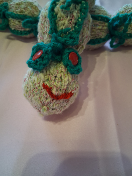 Adventsdrache Magnus rosa grün