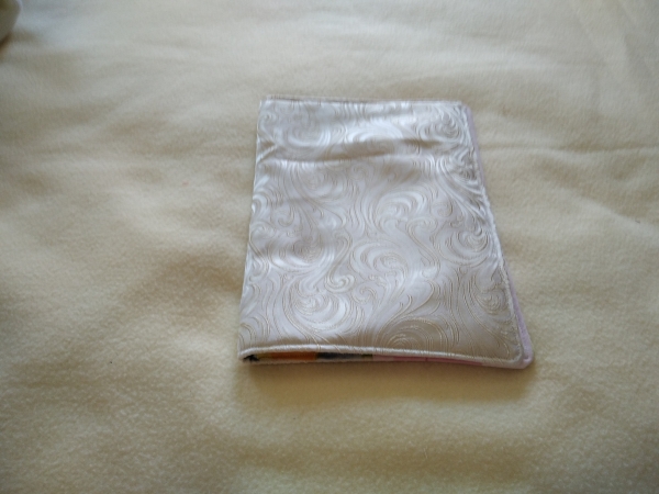 Buchumschlag beige glänzend