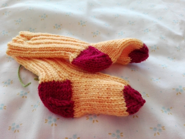 Babysocken gelb rot