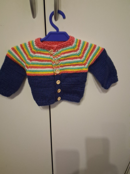 Strickjacke blau, bunte Streifen