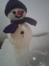 Schneemann mit lila Mütze