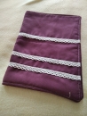 Buchumschlag lila mit Spitze