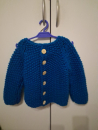 Dicke blaue Strickjacke